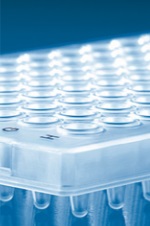 Microplaque PCR 96 puits incolore demi cadre profil bas, avec feuilles de scellement